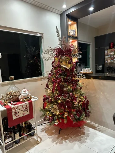 Árvore de Natal com decoração completa