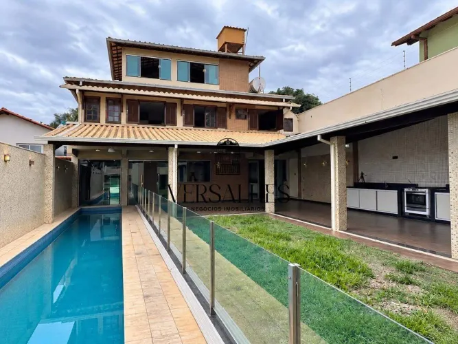 Casa à venda com 04 quartos, 02 suítes, 05 banheiros, 03 vagas de garagem com 640m² - Bair