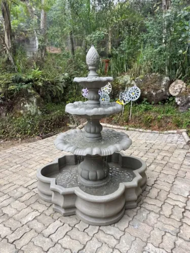 Fonte com espelho d'água em cimento para decoração de jardim
