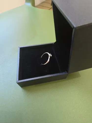 Anel Solitário de ouro branco 18K polido com diamante redondo