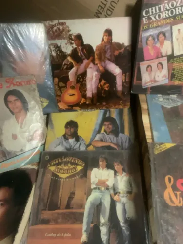 Nove vinis LPs Chitãozinho e chororo