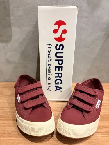 Tênis unissex da marca italiana Superga com velcro