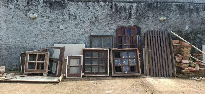 LOTE COM JANELAS VARIAS MEDIDAS E 2 PORTÕES PEQUENOS