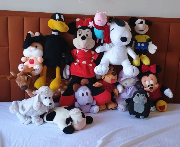 Lotão de pelúcias antigas e algumas atuais