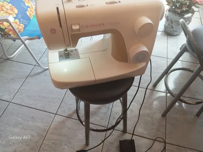 Vendo uma maquina de costura marca singer poren tem q trocar o calcador tudo funcionando