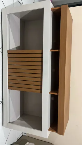 Rack para TV com Painel Ripado e Tampo Amadeirado - Branco