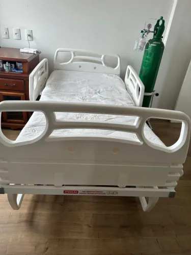Cama hospitalar monitorizada com colchão 