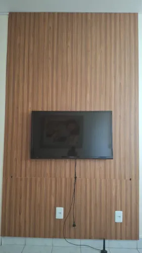 Vende-se Painel junto de Tv Panasonic em perfeito estado, mas a tv não é smart