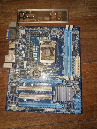 Placa-mãe Gigabyte GA-H61M-D2P-B3 LGA1155 no estado