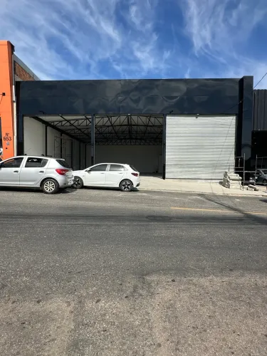 GALPÃO 400 m² NO TIROL | 3 PORTAS AUTOMÁTICAS | FACHADA ACM | 5 VAGAS | BARREIRO 
