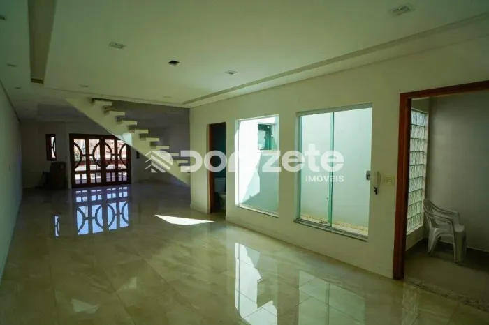 Sobrado Residencial com 3 Suítes, Piscina e 8 Vagas em Santo André (Santa Maria)