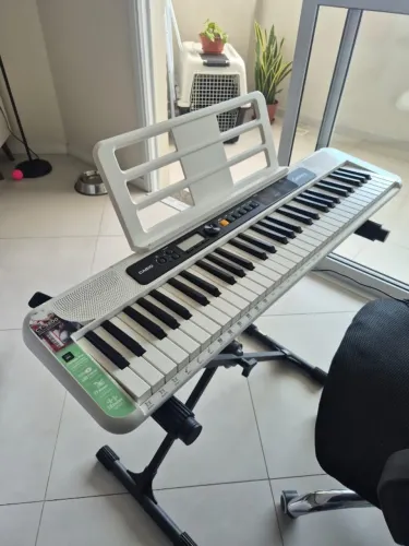 Teclado musical Casio Casiotone CT-S200 61 teclas branco Descrição Teclado Musical Digita