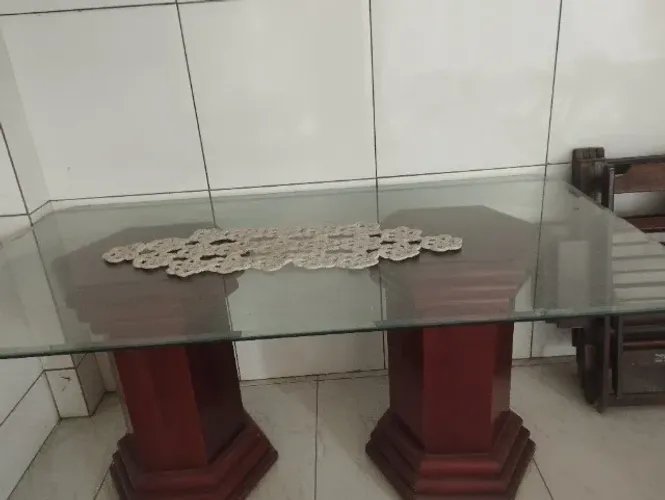 Mesa com 06 cadeiras