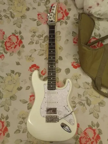 Guitarra Seizi Fun + Pedaleira
