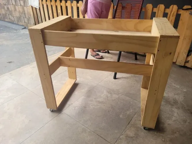 Balcão Expositor Madeira com Rodinhas