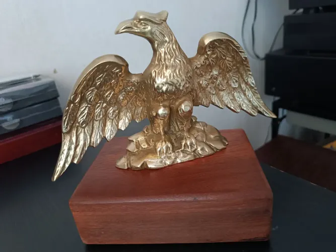Águia em bronze