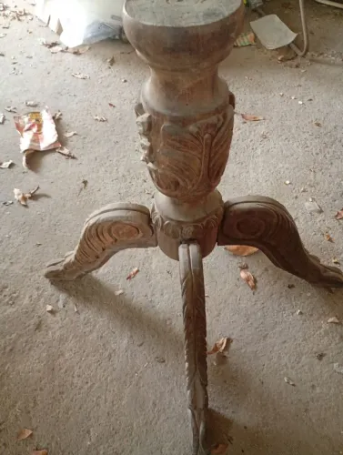 Pe de mesa em mogno 