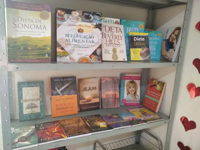 Vendo vários livros emagrecimentos e religião 