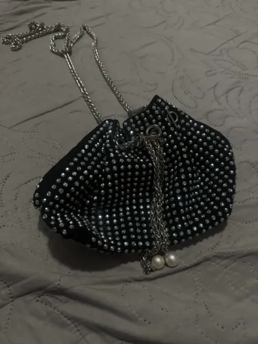 Bolsa preta brilhosa