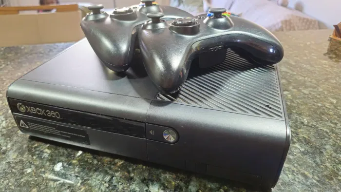 XBOX 360 RGH + 2 CONTROLES + 170 JOGOS