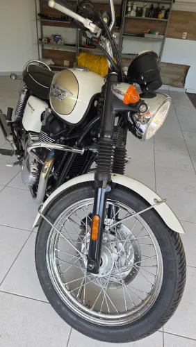 Triumph bonnevile T100 branca, 3200km rodados