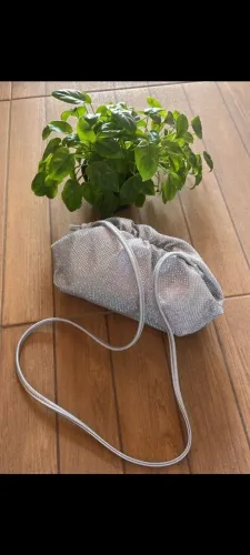 Vende-se bolsa de strass um toque de brilho no seu look.