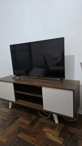 Rack amadeirado com portas brancas