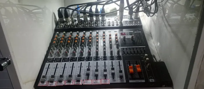 Mesa de Som sondcraft 08 Canon.