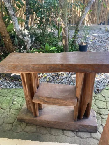 Estante de madeira maciça