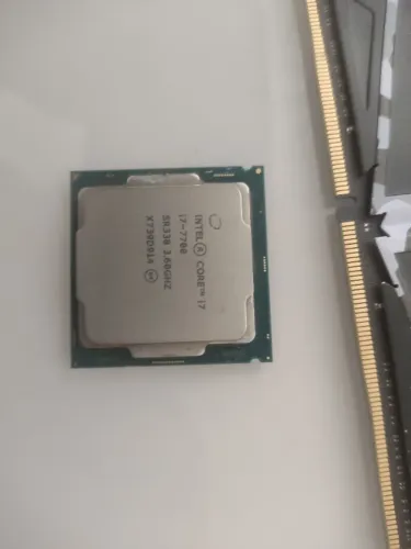 Processador I7 700, placa video 128 bits 6570, 8 giga memória ddr4 e fonte atx