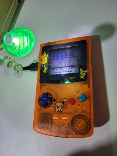 Game Boy Color Translúcido (Edição Pikachu) + Cartucho com Vários Jogos