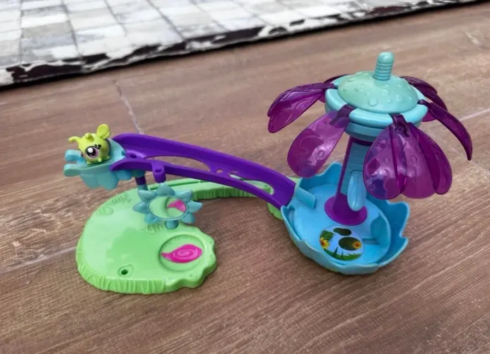 brinquedo littlest pet shop (Ips) cenário flor com escorregador e pet.
