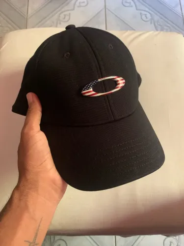 Boné oakley preto
