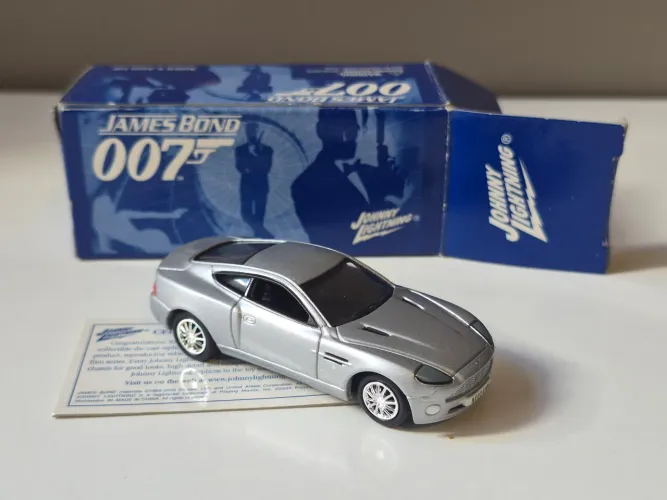 Miniatura Aston Martin Temática 007 James Bond Johnny Lightning Premium 