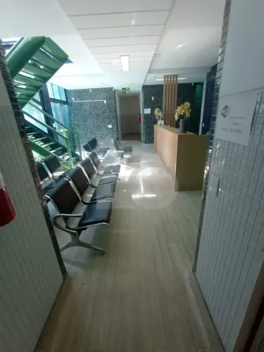 Edifício Comercial no Bairro Luzia à Venda com 14 Salas e Banheiros