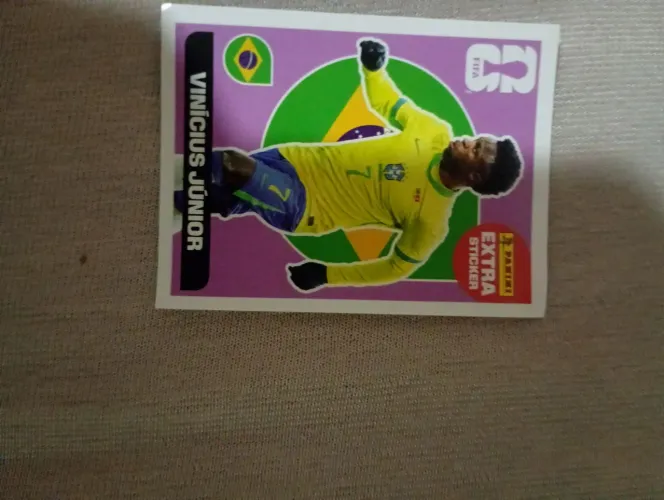 Figurinha do Vini junior roxa