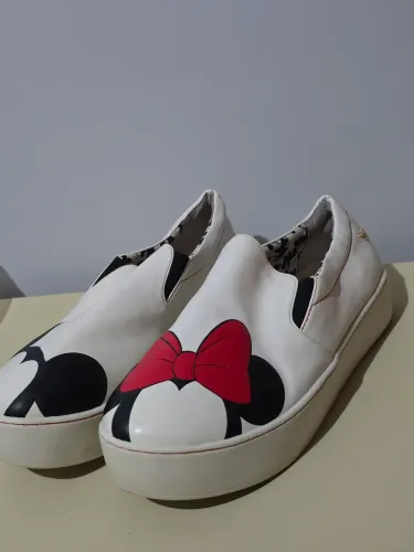 Tênis Arezzo edição Disney 