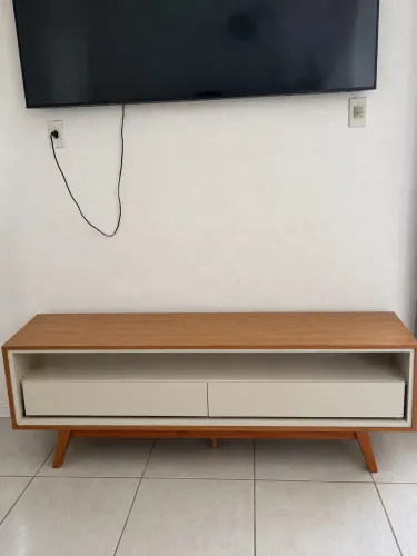 Rack para TV 65 Polegadas com Led 175cm Duo Pés Madeira Retrô Freijó/ Off White