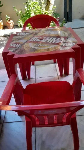 mesa plastica com 2 cadeiras