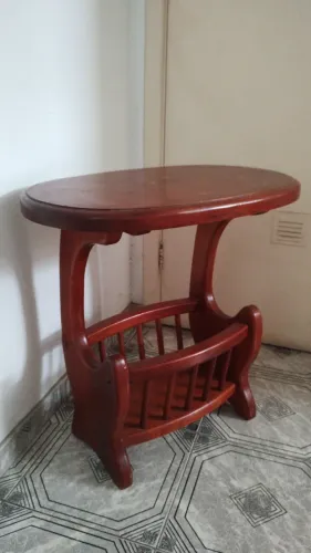 Mesa de madeira com revisteiro