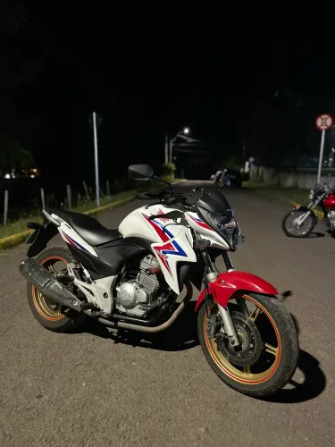 Cb 300r, edição do capitão américa de garagem!!