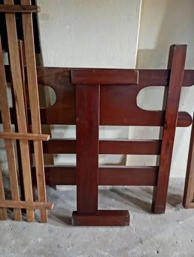 Cama de solteiro de madeira maciça com colchão