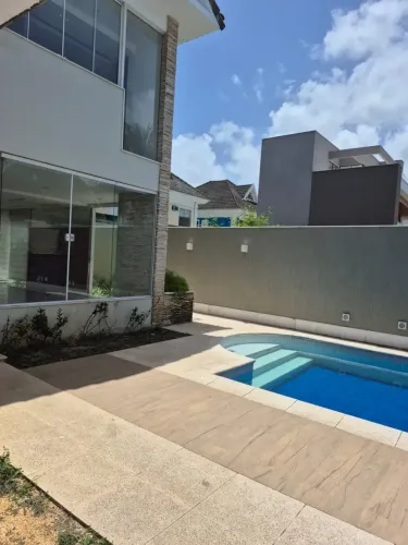 Vendo ou Alugo magnifica casa triplex 290m2 sendo 4 quartos, 3 suites Cond Green Coast Hou