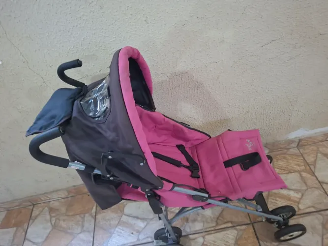 Carrinho de bebê guarda chuva
