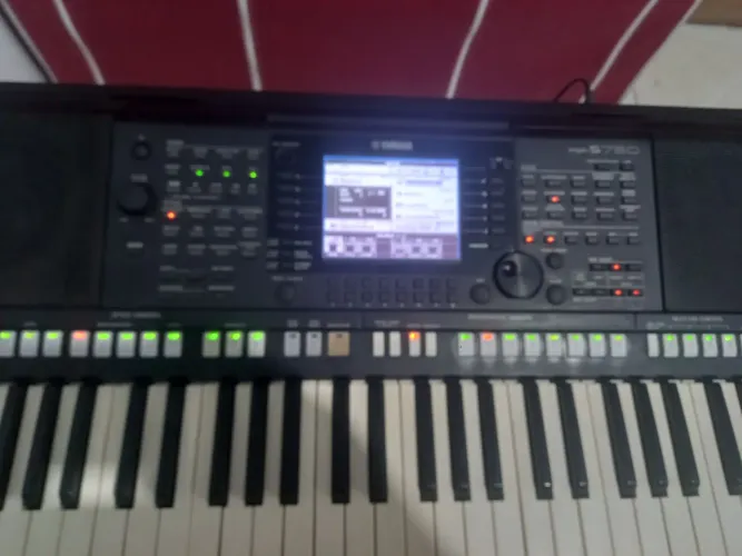 Teclado Yamaha psrs 750