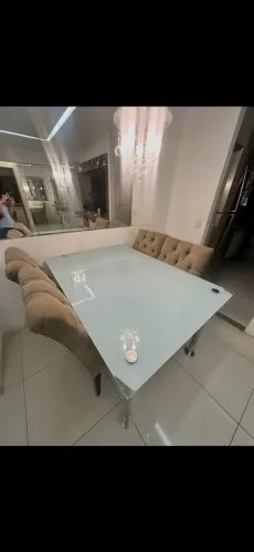 Mesa de 4 lugares com cadeiras