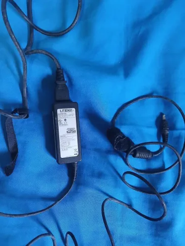 Carregador de notebook Liteon PA-1400-14 bivolt com saída de 19V e 2.1A.