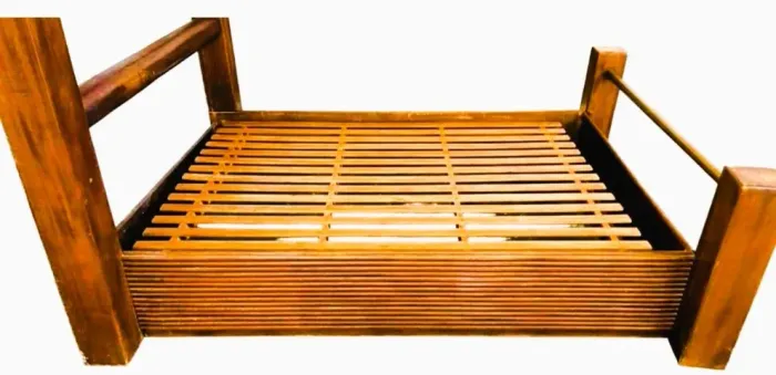 Cama "Viuva" madeira nobre com toras de maciças quadrangulares *Não acompanha o colchão *