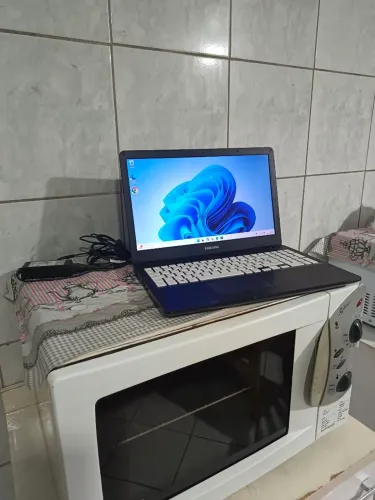 Notebook Samsung com 4gb memória, ssd, teclado novo, carregador original.