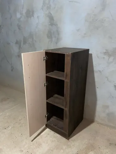 Vende-se uma sapateira pequena
